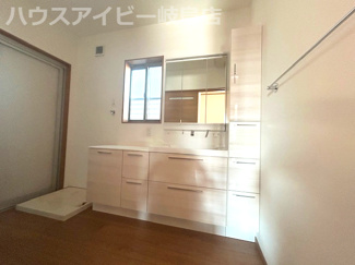 【洗面所】 | 岐阜市岩地！築6年中古住宅！バリアフリー！車椅子でも生活が送れます♪周辺環境も整っております♪ | 岐阜市岩地！築6年中古住宅！バリアフリー！車椅子でも生活が送れます♪周辺環境も整っております♪