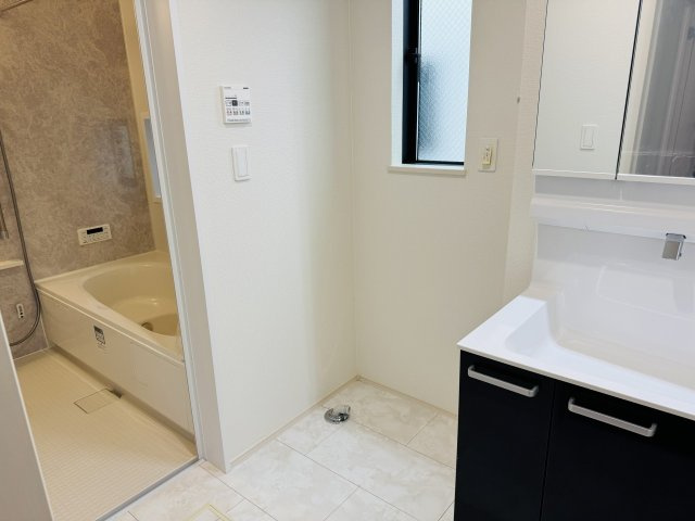 八王子市　本町　新築一戸建ての脱衣所|～窓付きで明るい洗面所　換気もしやすいです～