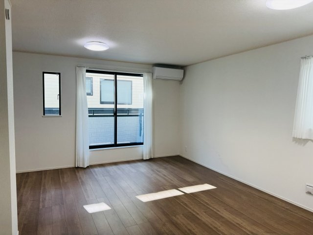 八王子市　本町　新築一戸建ての居間・リビング|～2階18.18帖の明るいLDK、家族団欒の時間をお過ごしいただけます～