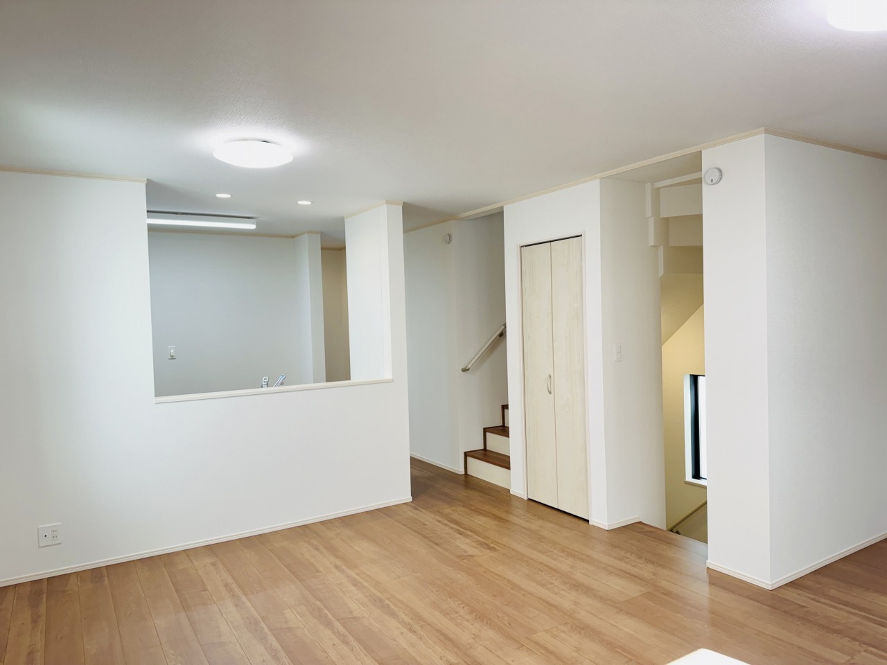 八王子市　本町　新築一戸建ての居間・リビング|～2階18.18帖の明るいLDK、家族団欒の時間をお過ごしいただけます～