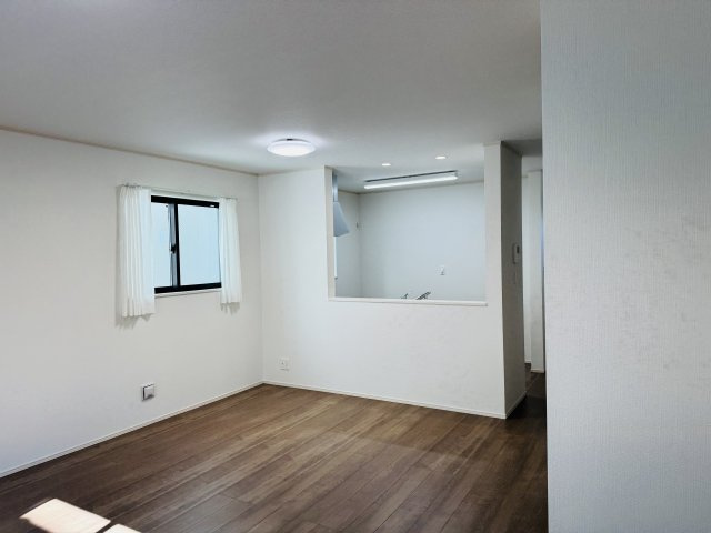 八王子市　本町　新築一戸建ての居間・リビング|～2階18.18帖の明るいLDK、家族団欒の時間をお過ごしいただけます～