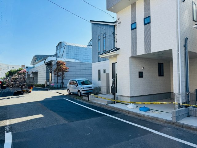 八王子市　本町　新築一戸建ての前面道路含む現地写真|～北側5.93ｍ道路に面しています～