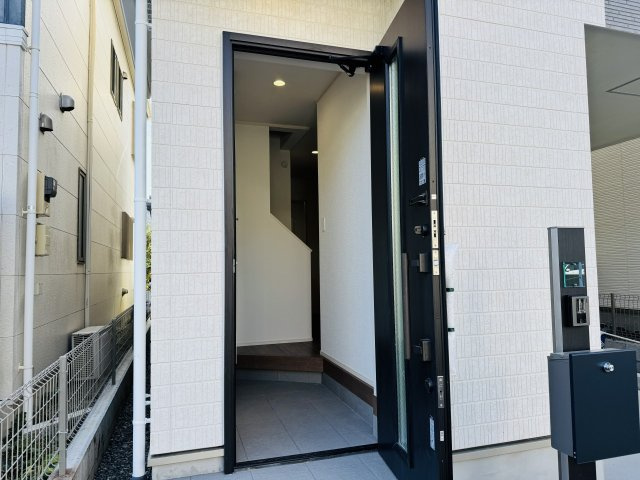 八王子市　本町　新築一戸建ての玄関|～玄関は安心のWロックキーを採用～