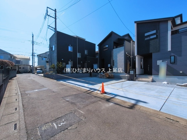 上尾市原市14期　新築戸建　ブルーミング02の前面道路含む現地写真