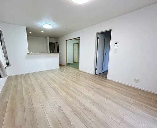 野田市山崎　中古戸建　令和3年築の居間・リビング