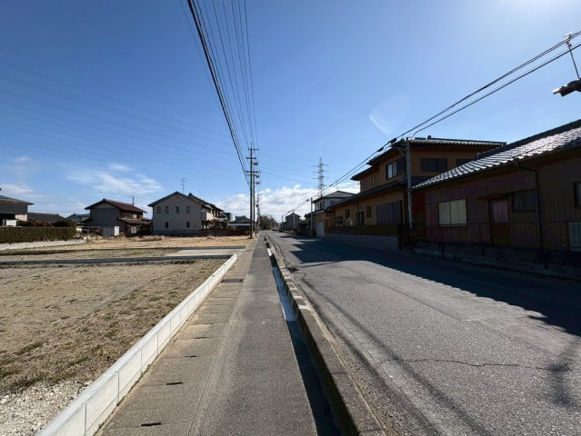 リーブルガーデン　各務原市川島渡町第2　全3区画分譲の前面道路含む現地写真|「現地（2026年4月27日）撮影」　
■前面道路　
■ヤマダ不動産　株式会社リライフ