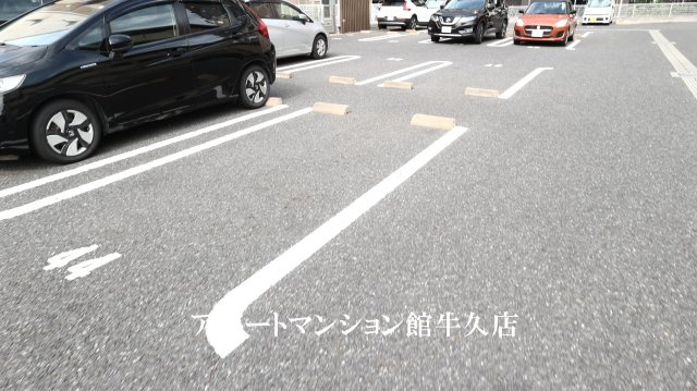 カーザ　ヴェルデCの駐車場