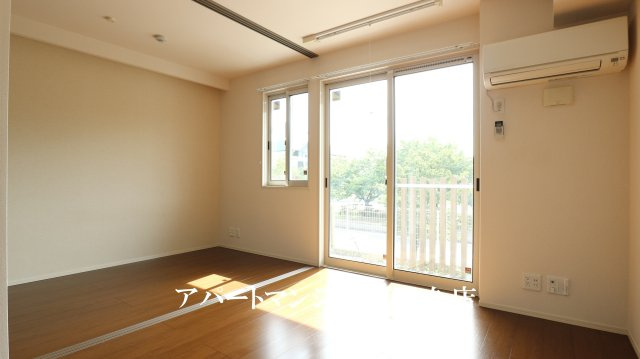 カーザ　ヴェルデCの居間・リビング|反転です