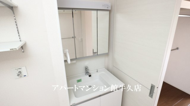 カーザ　ヴェルデCの独立洗面台|反転です