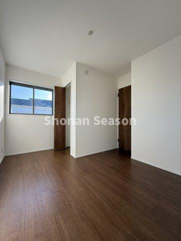 【洋室】 | 主寝室は8帖の広さを誇り、大きなベッドを置いてもゆとりがございます。