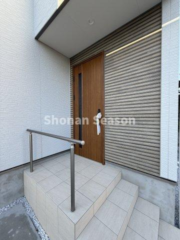 【玄関】 | コンビニ・ドラッグストアが徒歩圏内に揃う生活に便利な住環境◎