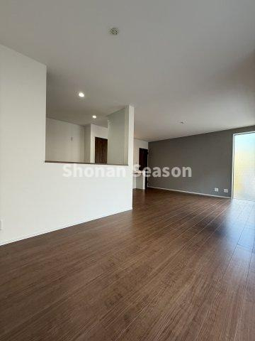 【居間・リビング】 | ペットやお子さまが走り回れる広々リビング18.4帖！