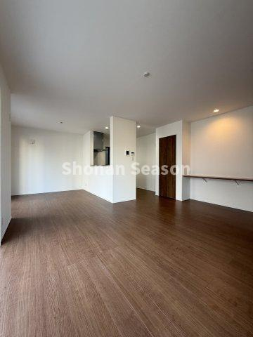 【居間・リビング】 | 大きな家具も配置しやすく、快適な住空間に♪