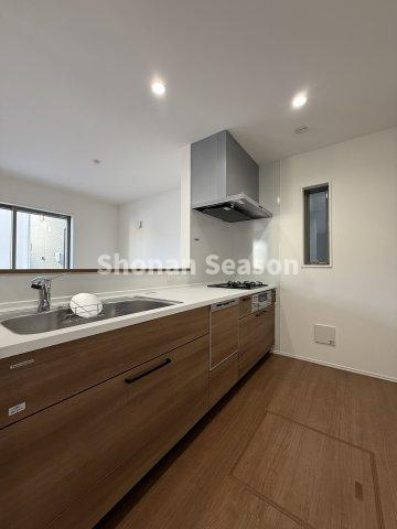 【キッチン】 | まとめ買い派の方にも嬉しい「パントリー」を備えたキッチンスペース！