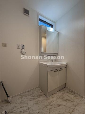 【独立洗面台】 | 清潔感あふれる洗面スペースには朝の支度が捗る独立洗面台を設置◎