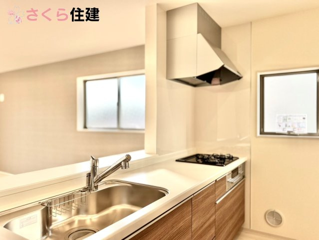 リーブルガーデン　第1小山中久喜　４号棟のキッチン|お子様と並んで料理をしても余裕のゆとりのキッチン。お子様と一緒に料理も叶いますよ♪