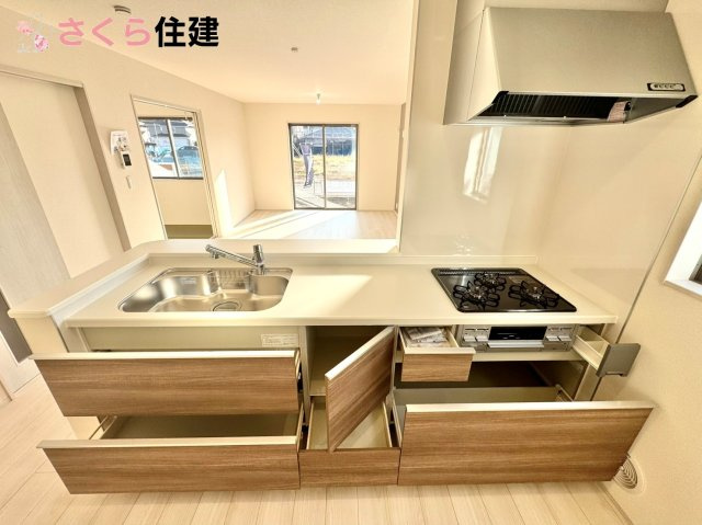 リーブルガーデン　第1小山中久喜　４号棟のキッチン|キッチン下収納は奥まで引き出せるので、大きく屈まなくても楽に必要なものがパッと取り出せます！