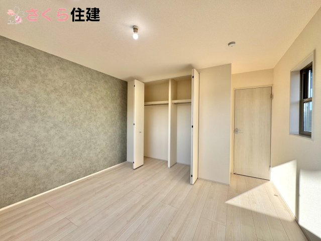リーブルガーデン　第1小山中久喜　４号棟の洋室|各部屋に収納あります！荷物が多い子育て世代や、趣味道具の多い方にもうれしいですね！