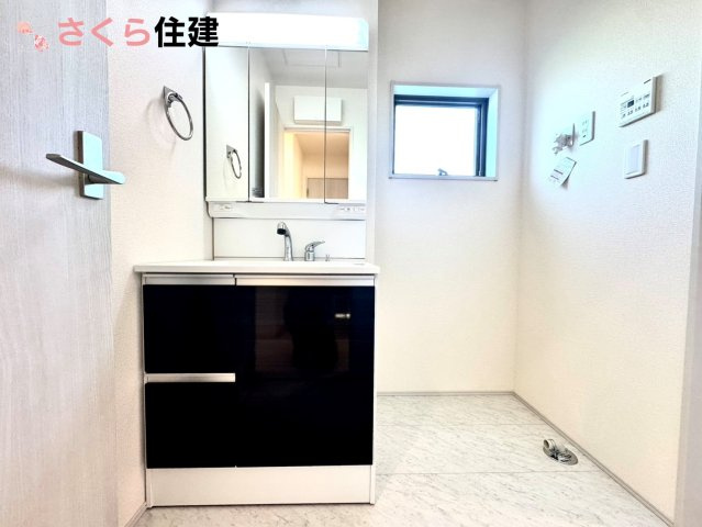 リーブルガーデン　第1小山中久喜　４号棟の独立洗面台|ゆとりある広さの洗面所。両サイド収納の洗面台で、二人ならんで同時の身支度もスムーズです