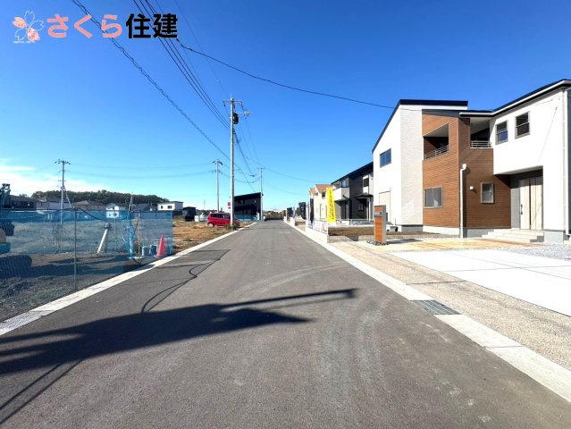 リーブルガーデン　第1小山中久喜　４号棟の前面道路含む現地写真|前面道路南側6ｍ公道　車通りも少なく、お子様とのお散歩も安心してできる閑静な住宅地！