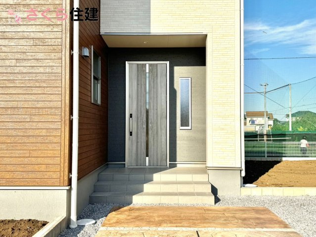 リーブルガーデン　第1小山中久喜　４号棟の玄関|夜間でも来訪者の顔を認識できるLEDライトを装備！ＴＶモニター付きインターフォンで安心のセキュリティ