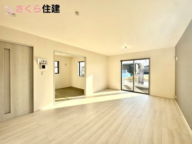 リーブルガーデン　第1小山中久喜　４号棟の居間・リビング|広々17帖LDLは南向きで日当たり良好。ゆったりとした時間の流れる開放的なくつろぎの空間