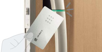 【その他】 | 新築　新潟市江南区丸潟新田 第2  4号 | カードやシールをハンドルに近づけるだけで開け閉め出来る機能。
（ＹＫＫ製品の表示となります。）