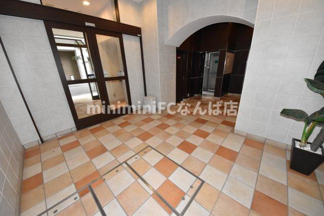 アーデンタワー新町のエントランス