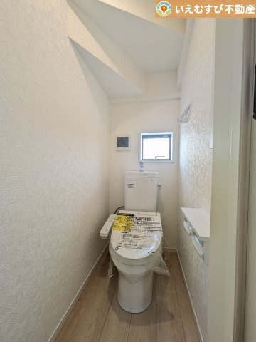 Cradle garden　寄居町赤浜第6のトイレ|シンプルで清潔感のあるトイレ
窓付きで明るく、お掃除しやすいシンプルな空間♪