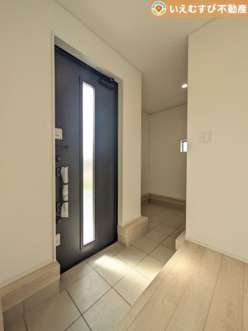 Cradle garden　寄居町赤浜第6の玄関|玄関がいつも片づくシューズインクローゼット
たっぷり入る収納設備で玄関がすっきり綺麗に過ごせると快適ですよね♪