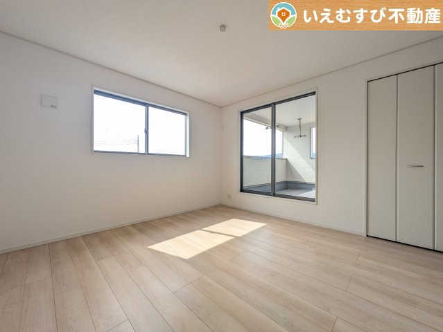 Cradle garden　寄居町赤浜第6の洋室|2面採光で明るい居室
たっぷりの採光で自然光の差し込む明るいお部屋！新生活を想像すると楽しみが増しますね♪