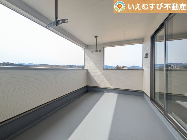 Cradle garden　寄居町赤浜第6のバルコニー|ゆとりの広さのインナーバルコニー
急な雨でもインナーバルコニーなら安心！天気を気にせず干して外出できます♪
