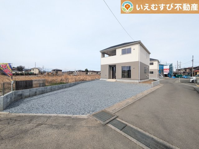 Cradle garden　寄居町赤浜第6の駐車場|2台以上駐車可能なスペース完備
広々とした砂利敷きスペース。駐車するだけでなくBBQやプールも楽しめそう♪