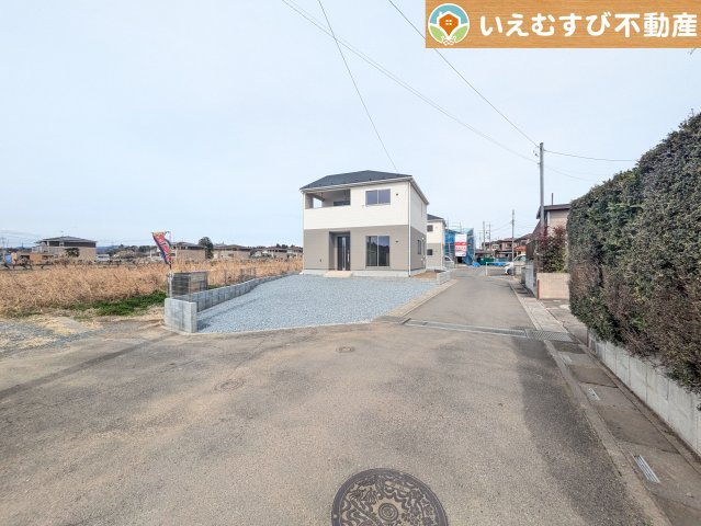 Cradle garden　寄居町赤浜第6の前面道路含む現地写真|充分な広さの4ｍ前面道路
間口が広くお車の出し入れも問題なく行えるスペースが確保されています♪