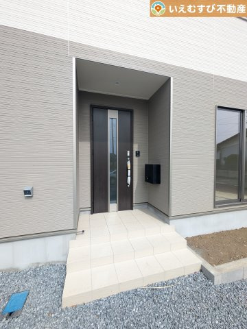 Cradle garden　寄居町赤浜第6のエントランス|雨が防げる広々エントランス
駐車場からアクセスの良いエントランス。雨の日や荷物が多くても安心の動線♪