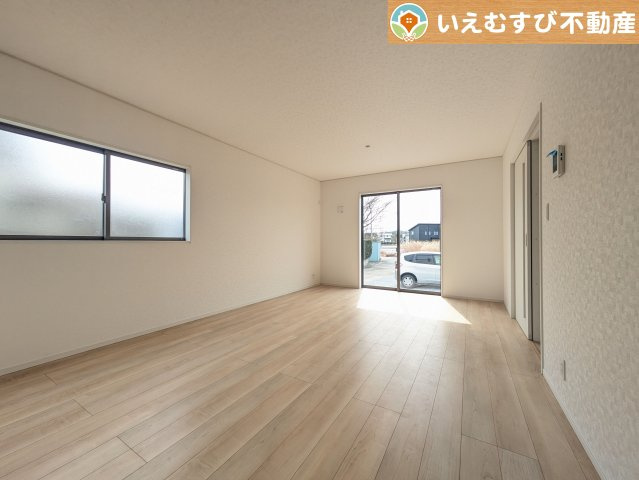 Cradle garden　寄居町赤浜第6の居間・リビング|ナチュラルな色合いで落ち着いた印象のリビングダイニング
ぬくもりのあるナチュラルな空間。グリーンを飾っても相性が良さそうですね♪