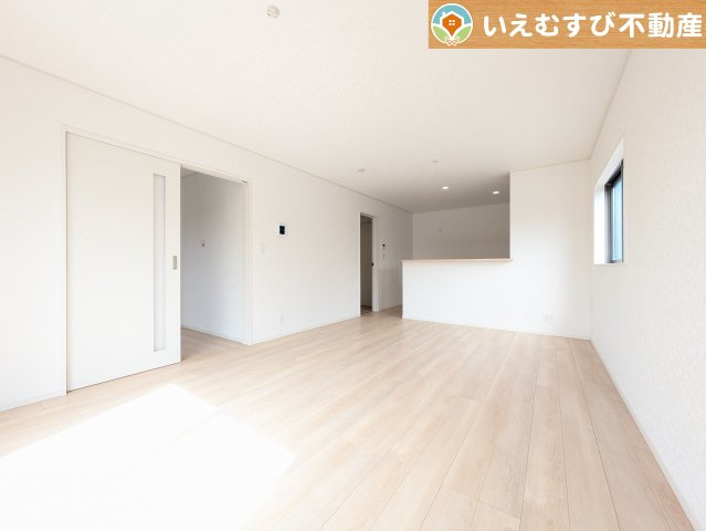 Cradle garden　寄居町赤浜第6の居間・リビング|開放感と家族との距離感にこだわったＬＤＫ
採光たっぷりのリビングで休日には家族みんなでくつろげそうですね♪