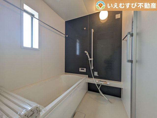 Cradle garden　寄居町赤浜第6の浴室|モダンな配色の落ち着いた浴室
ダークトーンの壁面がアクセントになっておしゃれ！窓付きで空気の入れ替えも出来ます！