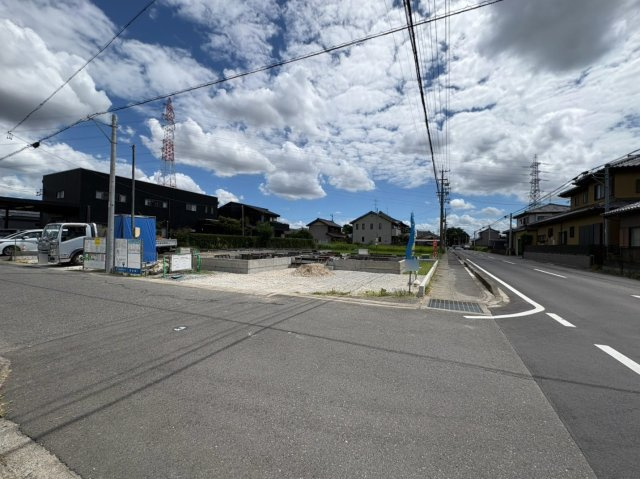 リーブルガーデン　各務原市川島渡町第2　全3区画分譲の前面道路含む現地写真|「現地（2025年8月7日）撮影」　
■前面道路　
■ヤマダ不動産　株式会社リライフ