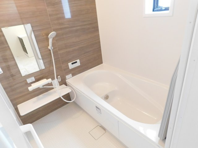 清須市春日上須ケ田の新築一戸建の浴室|◇浴室◇　　広い１坪サイズ（ＬＩＸＩＬ）・浴室暖房乾燥機・断熱浴槽・エコベンチ浴槽・お手入れ楽々カウンター・キレイサーモフロア・オートバス・バリアフリーバス・追い焚き・浴室窓あり