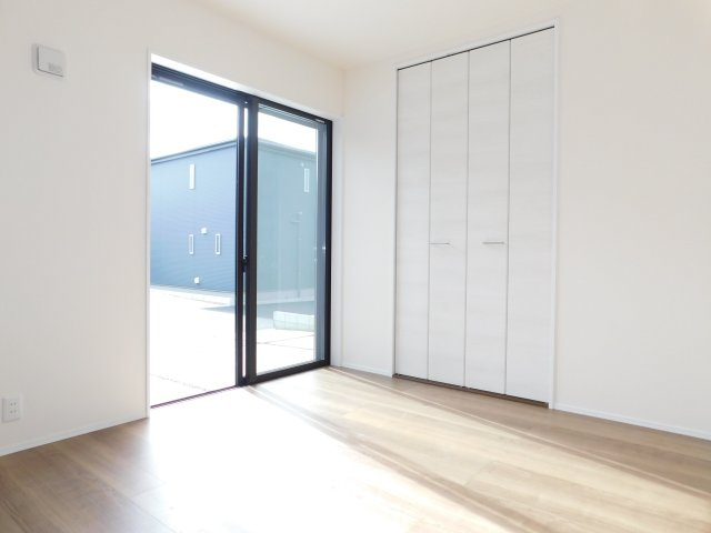 清須市春日上須ケ田の新築一戸建の洋室|◇１階洋室◇　　南面で明るい洋室４．５帖　全居室収納完備♪　お子様の遊び場やお昼寝スペースとしても利用できます♪