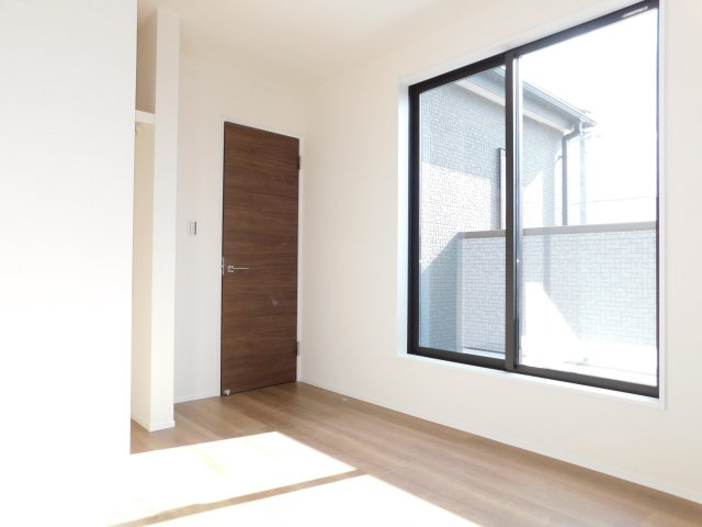 清須市春日上須ケ田の新築一戸建の洋室|◇２階洋室◇　　南面で明るい洋室５．０６帖　ウォークインクローゼット完備♪　バルコニー付き！