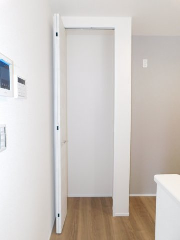 清須市春日上須ケ田の新築一戸建の収納|◇リビング収納◇　　キッチン横で食料品や日用品がストックできるパントリーとして利用できます♪