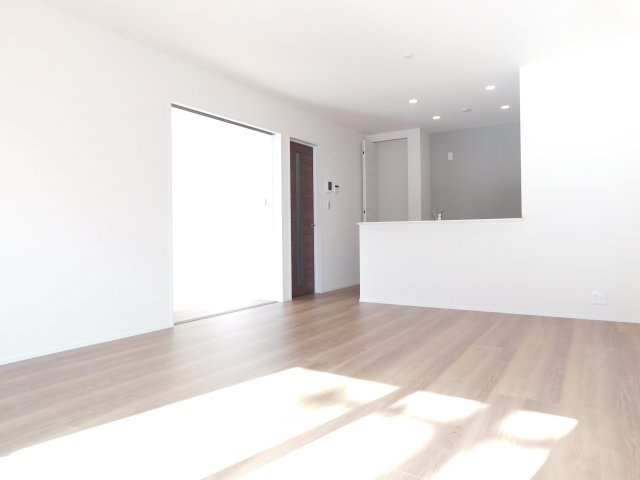 清須市春日上須ケ田の新築一戸建の居間・リビング|◇リビング◇　　南面で明るいリビング１５．７５帖　洋室と続き間で２０．２５帖の広々空間になります♪