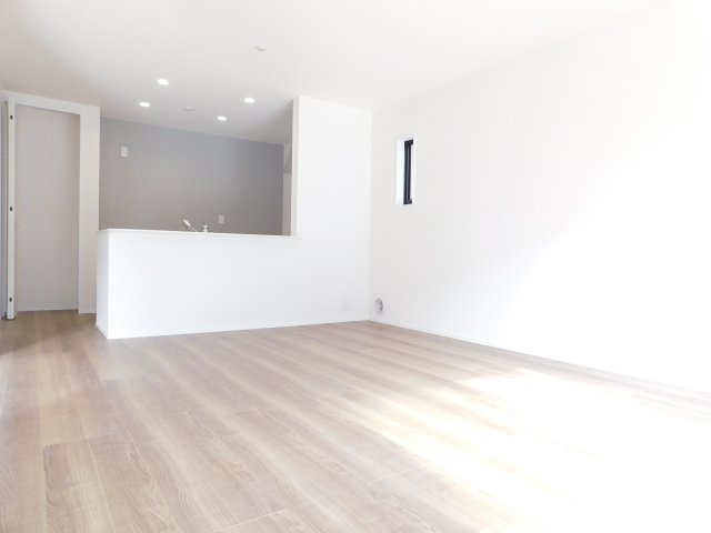 清須市春日上須ケ田の新築一戸建の居間・リビング|◇リビング◇　　南面で明るいリビング１５．７５帖　キッチン横に収納完備！