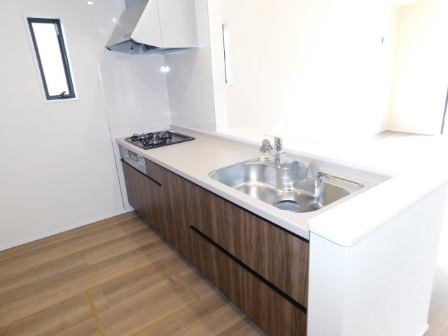 清須市春日上須ケ田の新築一戸建のキッチン|◇キッチン◇　　人気の対面式・人造大理石カウンター・浄水機能付ハンドシャワー・静音仕様シンク・スローインクローズレール・Ｓｉセンサーコンロ（３口）・床下収納庫