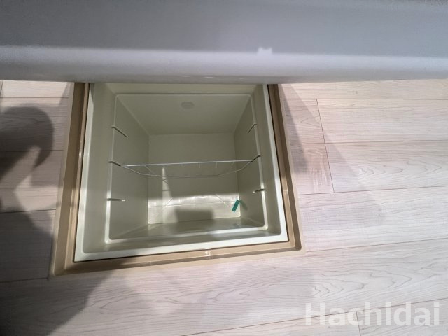 碧南市大浜上町第2　新築分譲住宅　＜2号棟＞のキッチン|床下収納は防災グッズなどの普段使用しないものの収納にも便利です
