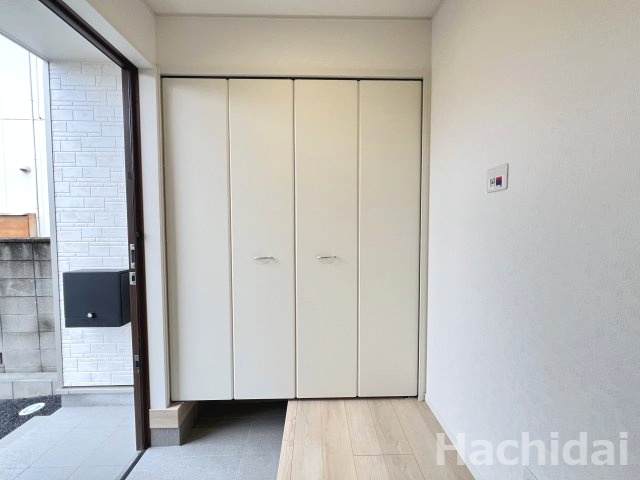 碧南市大浜上町第2　新築分譲住宅　＜2号棟＞の収納|天井まで伸びるシューズクロークで収納ばっちりです。