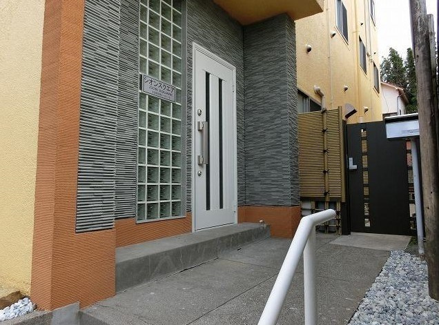 杉並区荻窪４丁目の賃貸マンションのエントランス