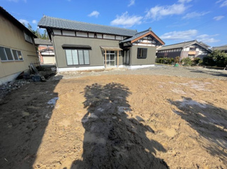 【庭】 | 古寺戸建 | 日当たりの良い南側に広い土地スペースがあります。バーベキュー、家庭菜園にいかがでしょうか？